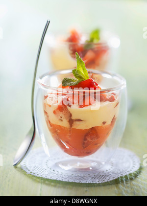 Erdbeer-Zabaione Stockfoto