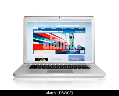 Laptop-Bildschirm zeigt Yahoo Travel Website - Online-Reise-Informationen Stockfoto