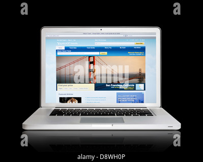 Laptop-Bildschirm zeigt Yahoo Travel Website - Online-Reise-Informationen Stockfoto
