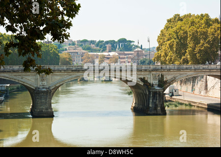 Brücke über den Tiber in Rom Stockfoto