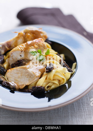 Gelbe Huhn aus dem Südwesten Frankreichs, Tagliatelles mit Morcheln Stockfoto