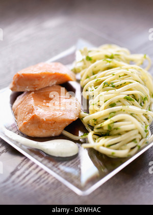 Lachs mit Fleur de Sel Salz, Meeresspaghetti mit Kräutern Stockfoto