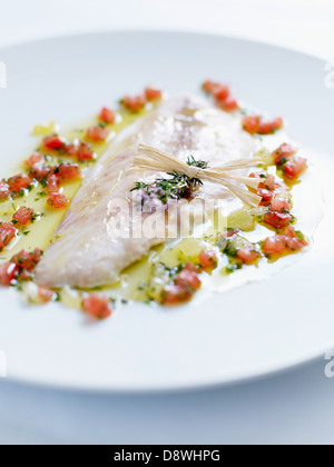 Königlichen Dorade in Salzkruste mit nativem Sauce gekocht Stockfoto