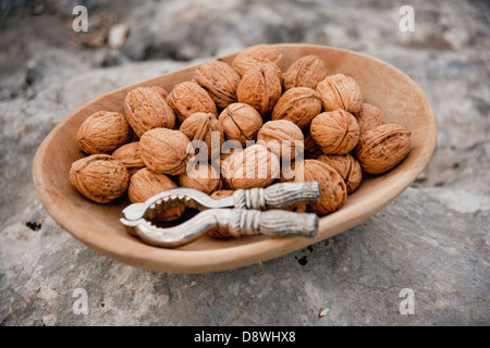 Schüssel mit Walnüssen Stockfoto