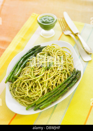 Spaghetti mit Spargel und Petersilie-sauce Stockfoto