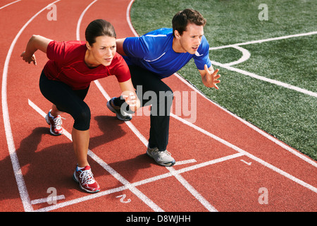 Weibliche und männliche Athleten auf der Laufstrecke Stockfoto