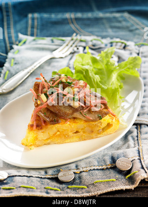 Gekochte Schinken, Pilz Pleurotus, uund Knoblauch Kartoffeltortilla mit Salat Stockfoto