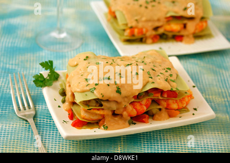 Lasagne mit Gemüse, Pilzen und Garnelen. Rezept availabl Stockfoto