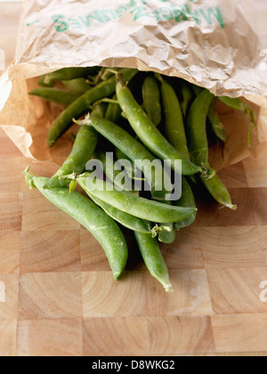 Braune Papiertüte von Erbsen in ihren Hülsen Stockfoto