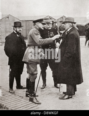Haig, Joffre, Albert Thomas und Lloyd George im Gespräch während Besuch in Somme-Front im ersten Weltkrieg. Stockfoto
