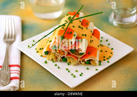 Surimi Röllchen mit Gemüse. Rezept zur Verfügung. Stockfoto