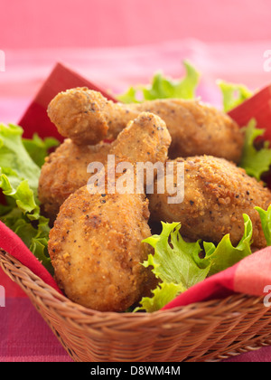 Chicken Drumsticks Salat Korb Serviette Stockfoto