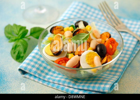 Weißer Bohnensalat mit Muscheln. Rezept zur Verfügung. Stockfoto