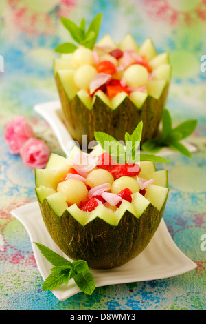 Gefüllte Melone mit Rosen-Aroma. Rezept zur Verfügung. Stockfoto