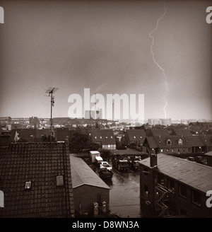 Der Blitz am dunklen Himmel über die Stadt. Stockfoto