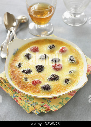 Sommer Obst und Zabaione Backen Stockfoto