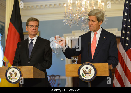 Secretary Kerry und der deutsche Außenminister Westerwelle Adresse Reporter Stockfoto