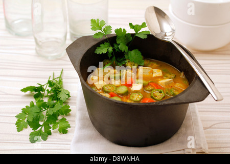 Okra-Tofu-Suppe. Rezept zur Verfügung. Stockfoto