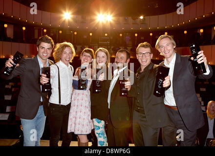 Hamburg, Deutschland. 4. Juni 2013. Die Studio Hamburg Young Talent Award Gewinner Simon Amberger (L-R), Benjamin Teske, Lena Knauss, Jella Haase, Hüseyin Tabak, Edin Hasanovic und Rafael Patente Pose auf der Bühne am Thalia Theater in Hamburg, Deutschland, 4. Juni 2013. Studio Hamburg ehrte junge talentierte Filmemacher in den Kategorien beste Regie, beste Film-Drehbuch, beste Produktion und bester Kurzfilm. Foto: Georg Wendt/Dpa/Alamy Live News Stockfoto