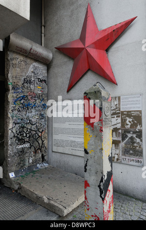 Berlin. Deutschland. Relikte der ehemaligen DDR auf dem Display außerhalb Checkpoint Charlie Museum. Stockfoto