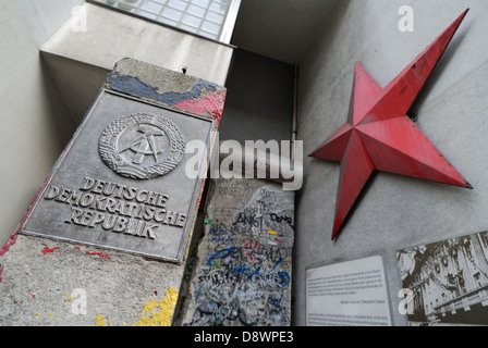 Berlin. Deutschland. Relikte der ehemaligen DDR auf dem Display außerhalb Checkpoint Charlie Museum. Stockfoto