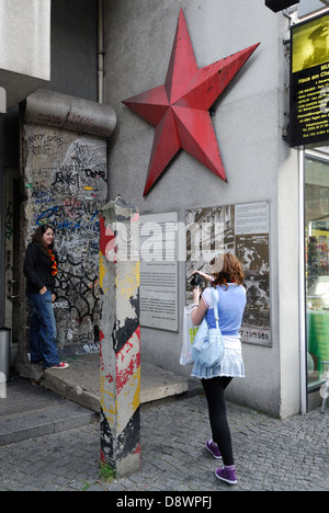 Berlin. Deutschland. Relikte der ehemaligen DDR auf dem Display außerhalb Checkpoint Charlie Museum. Stockfoto