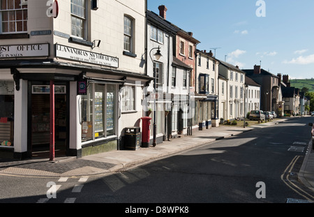 Die ruhige Hauptstraße früh an einem Sommermorgen in der kleinen ländlichen Stadt Presteigne, Powys, Großbritannien, an der Grenze zwischen Wales und England gelegen Stockfoto