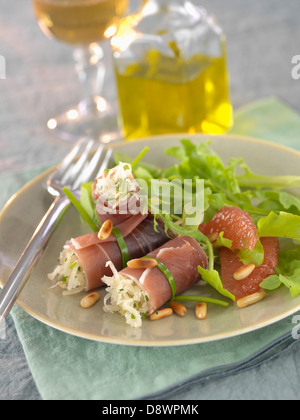 Roher Schinken Brötchen gefüllt mit Sauerkraut, Grapefruit und Salat Salat Stockfoto