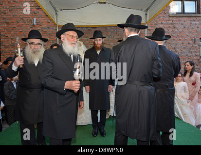 Eine orthodoxe religiöse jüdische Braut und Bräutigam unter einem Baldachin bei ihrer Trauung in Lubawitsch-Zentrale in Brooklyn, New York Stockfoto