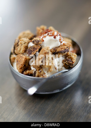 Speck Schokoladenkekse mit Vanille-Eis Stockfoto