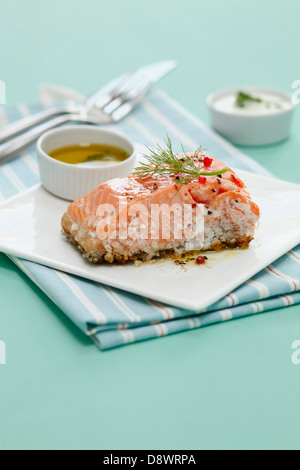 Lachs auf der einen Seite mit Guérande Salz und rosa Pfeffer gekocht Stockfoto