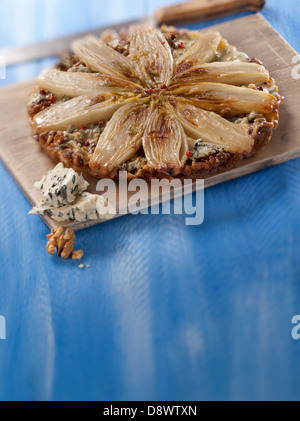 Geschmorter Chicorée, Bleu des Causses und Walnuss Tatin Tarte Stockfoto