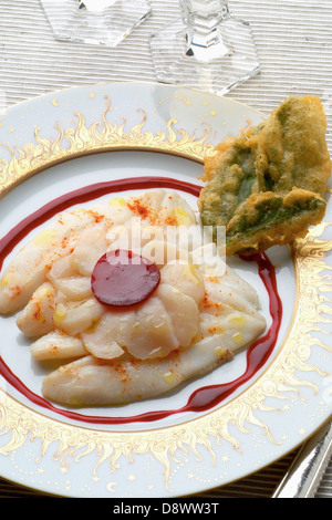 St. Petersfisch Filets mit Jakobsmuscheln, Paprika und rote Bete Püree Stockfoto