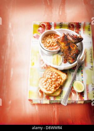 Spare Ribs mit gebackenen Bohnen in Tomatensauce Stockfoto