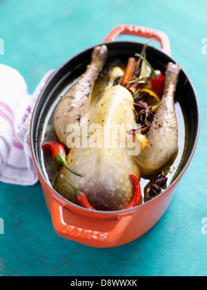 Perlhuhn mit Gewürzen und Chili peppers Stockfoto