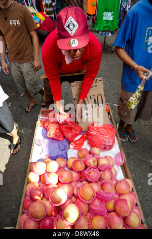 Obst-Verkäufer auf die Divisoria Market in Manila, Philippinen Stockfoto