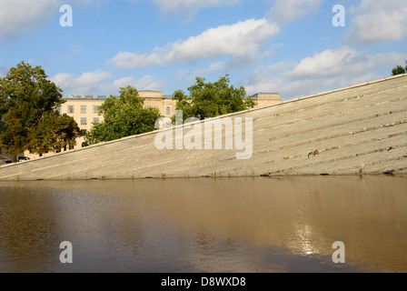 Berlin. Deutschland. Sinkende Mauer-Denkmal von Christophe Girot im Invalidenpark. Stockfoto