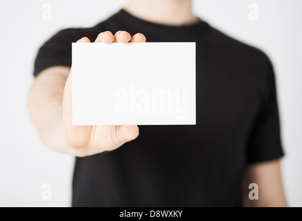 Hand des Mannes mit leerem Papier Stockfoto