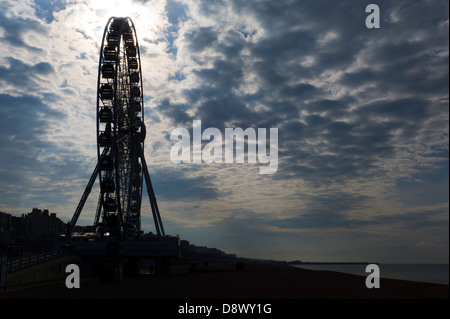 Brighton-Rad in der Silhouette, bewölkter Himmel Stockfoto