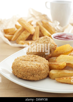 Bier zerschlagen grüne Fischfrikadellen Chips Tomaten Sauce Tasse Tee Teller Tisch Stockfoto