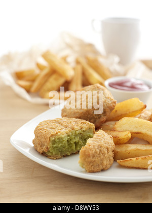 Bier zerschlagen grüne Fischfrikadellen Chips Tomaten Sauce Tasse Tee Teller Tisch Stockfoto