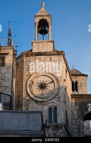 Das Eisentor Uhrturm im Diokletianpalast in Split, Kroatien. Stockfoto