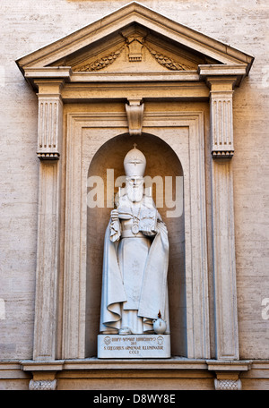 Dies ist eine Statue von St. Gregory das Hilfslicht stehen in einer der äußeren Nischen der Petersdom im Vatikan Stockfoto