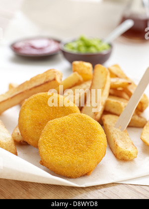 Fischfrikadellen Chips Erbsenpüree Tomate Soße zum Mitnehmen Malzessig Stockfoto