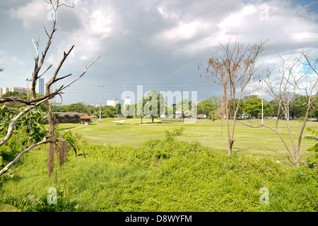 Blick über einen Golfplatz direkt neben der alten Stadt von Manila, Intramouros, Philippinen Stockfoto