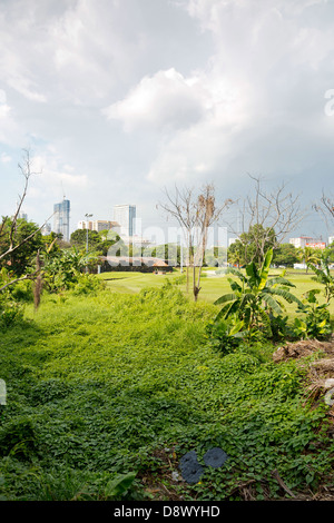 Blick über einen Golfplatz direkt neben der alten Stadt von Manila, Intramouros, Philippinen Stockfoto