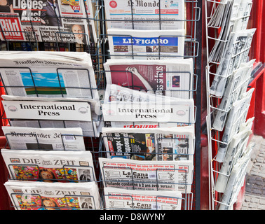 Weltpresse und internationale Zeitungen und Zeitungen in großbritannien zum Verkauf in einem Zeitungsmagazin in einem britischen Stadtzentrum Stockfoto