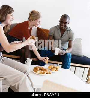 Drei Freunde daran, eine Kaffeepause zusammen. Stockfoto