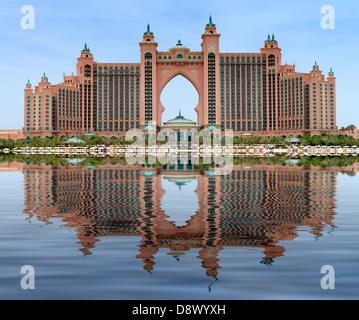 Tagsüber-Ansicht mit Reflektion im Meer von Atlantis, The Palm-Luxus-Hotel in Dubai Vereinigte Arabische Emirate Stockfoto