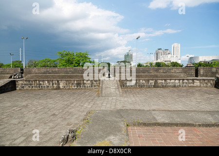 Blick auf die Stadtmauer von Intramouros in Manila, Philippinen Stockfoto